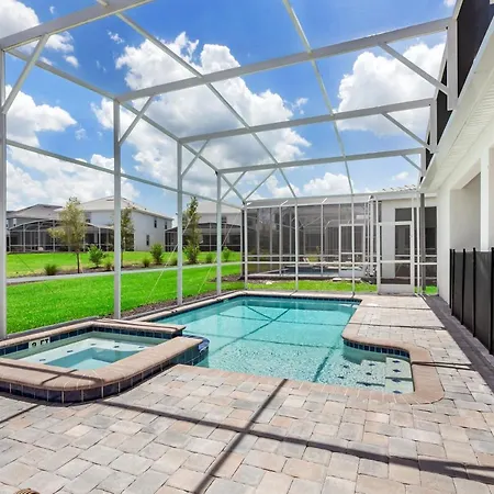 Contemporary Home W Private Pool& Spa